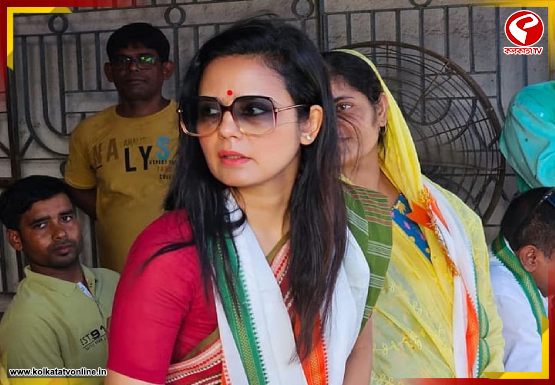 মহুয়াকে দেখে বিমানে ‘চোর’ স্লোগান যাত্রীদের!