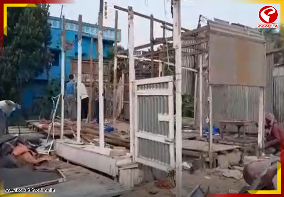মধ্যরাতে মেমারীতে চলল বুলডোজার, ভেঙে গুঁড়িয়ে দেওয়া হল একের পর এক দোকান