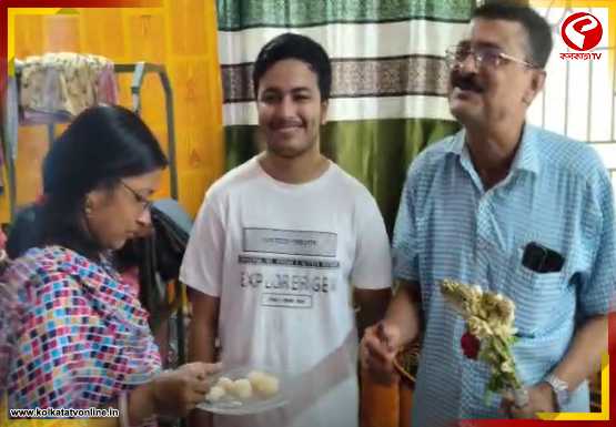মাধ্যমিকে রাজ্যে ষষ্ঠ কাটোয়ার সৌমাল্য, স্বপ্ন চিকিৎসক হওয়ার
