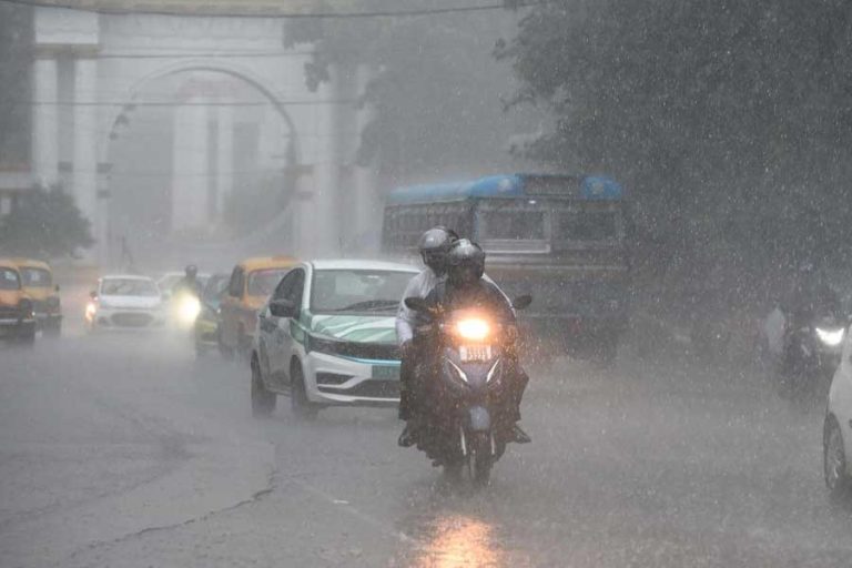 দুপুরেই কালো মেঘে ঢাকল কলকাতার আকাশ, সঙ্গে ঘনঘন বজ্রাপাত-বৃষ্টি