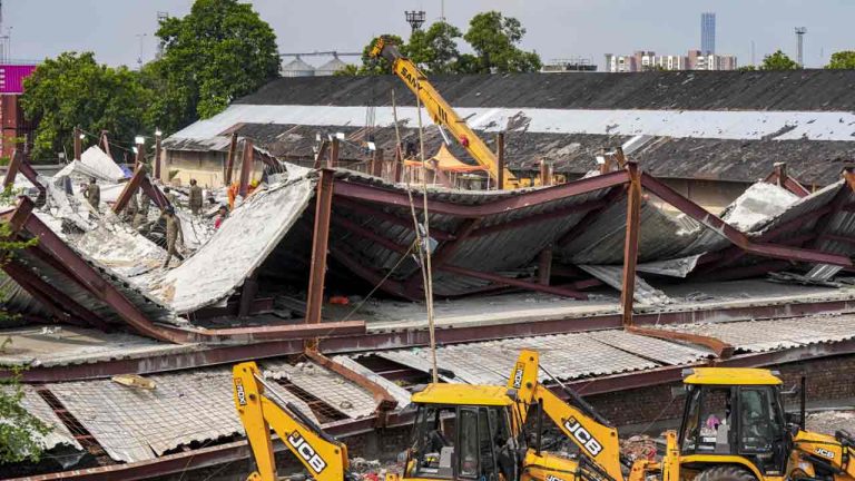 তারাতলা-কাণ্ডের পর কড়া নজরদারি, নির্মীয়মাণ বাণিজ্যিক ভবন খতিয়ে দেখতে বিশেষ টিম গড়ছে কলকাতা পুরসভা