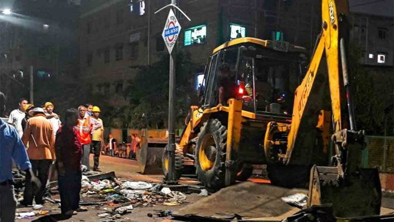মধ্যরাতে পার্ক সার্কাস স্টেশনে বুলডোজার অভিযান, গুঁড়িয়ে দেওয়া হল একাধিক অবৈধ দোকান