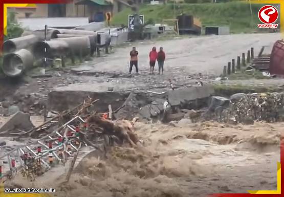 বালাসনের ভয়াল স্রোতে তলিয়ে গেল দুধিয়ার অস্থায়ী সেতু, বন্ধ শিলিগুড়ি-মিরিক যোগাযোগ