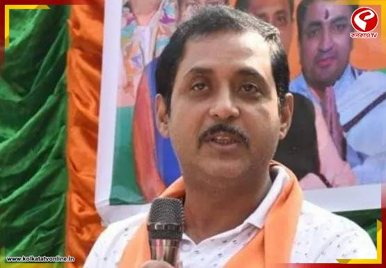 জলমগ্ন বরানগরে ত্রাণ নিয়ে বিধায়ক সজল ঘোষ