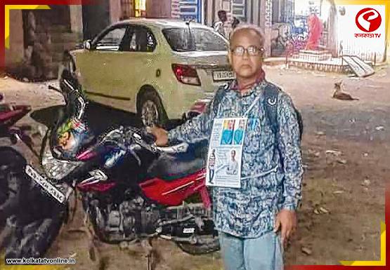 ৩ মাস ধরে নিখোঁজ মেয়ে, গলায় প্ল্যাকার্ড ঝুলিয়ে পথে পথে খুঁজছেন বাবা
